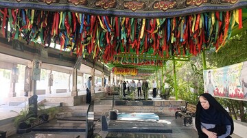 تجدید میثاق مدیرکل و کارکنان کتابخانه‌های عمومی لرستان با آرمان‌های شهدا در آغاز هفته دولت