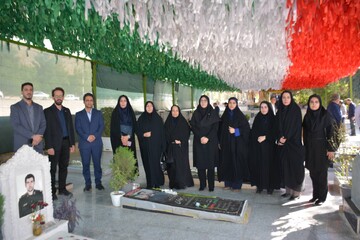 تجدید میثاق مدیرکل و کارکنان کتابخانه‌های عمومی لرستان با آرمان‌های شهدا در آغاز هفته دولت