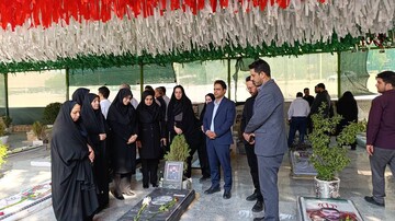 تجدید میثاق مدیرکل و کارکنان کتابخانه‌های عمومی لرستان با آرمان‌های شهدا در آغاز هفته دولت