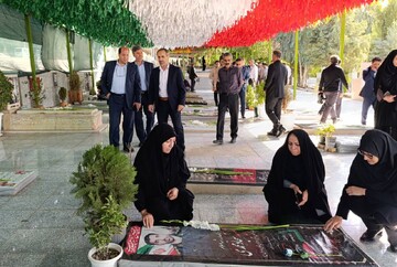 تجدید میثاق مدیرکل و کارکنان کتابخانه‌های عمومی لرستان با آرمان‌های شهدا در آغاز هفته دولت