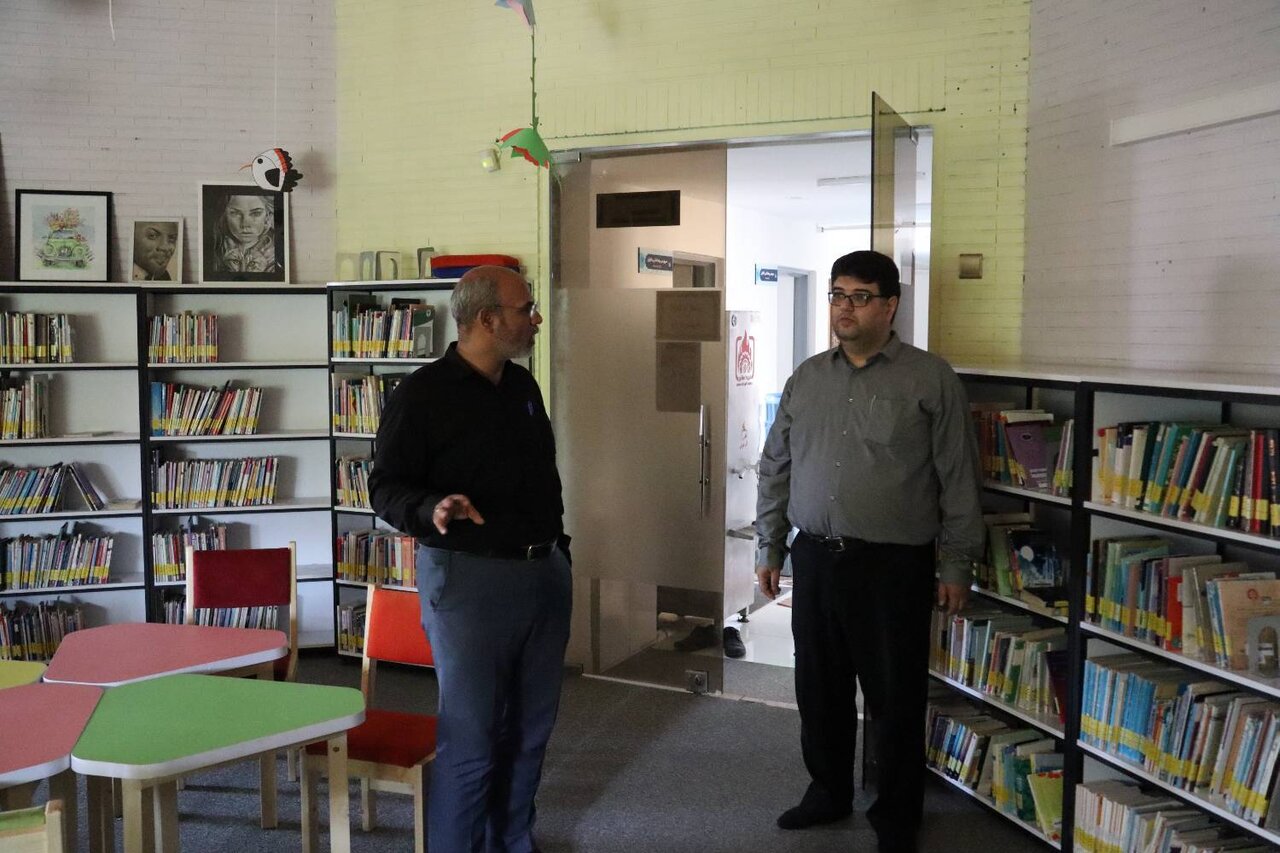 بازدید مدیر ستاد هماهنگی کانونهای فرهنگی هنری مساجد استان قزوین از کتابخانه عمومی عارف قزوینی