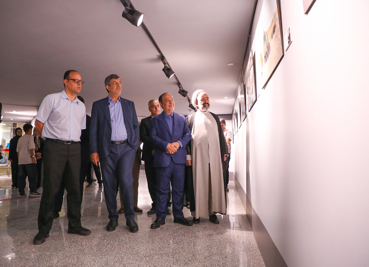بازدید استاندار یزد از نمایشگاه مستندنگاری «محرّم در فرهنگ مردم یزد» در نگارخانه کتابخانه مرکزی یزد
