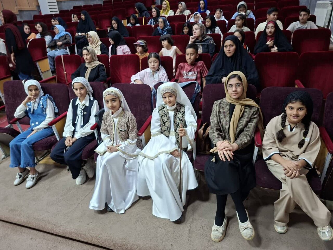 نشست گفت‌وگوی صمیمانه دوستداران کتاب با فرهاد حسن‌زاده در پاکدشت