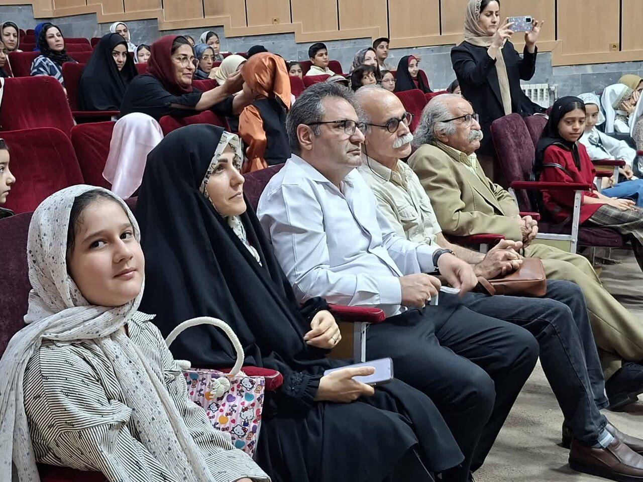 نشست گفت‌وگوی صمیمانه دوستداران کتاب با فرهاد حسن‌زاده در پاکدشت