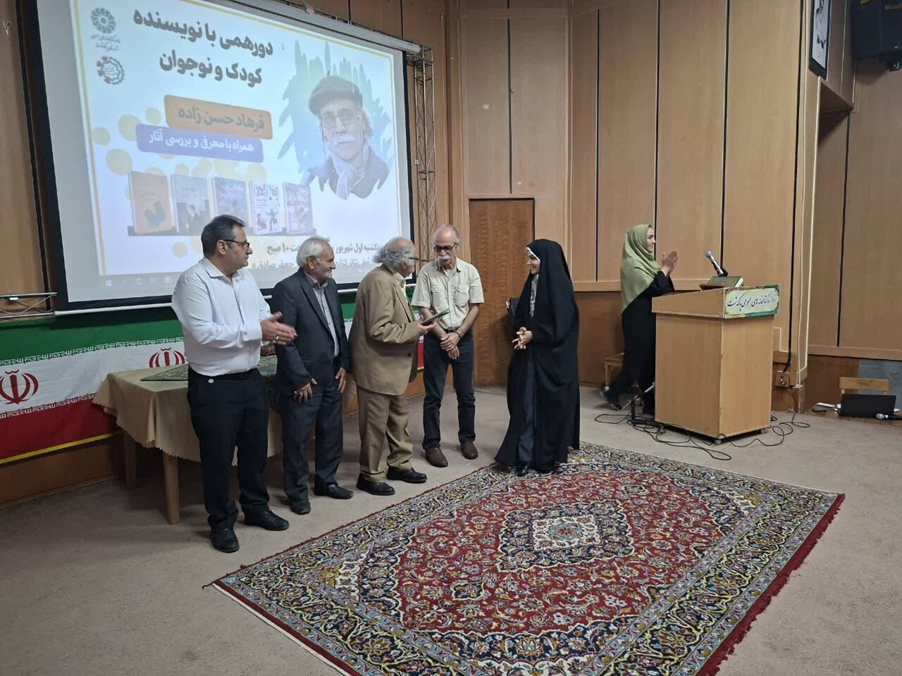 نشست گفتوگوی صمیمانه دوستداران کتاب با فرهاد حسنزاده در پاکدشت