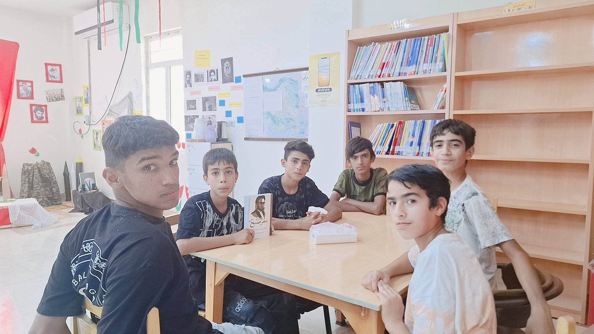 نشست جمع‌خوانی کتاب «سفر صبح» در کتابخانه عمومی قلم‌چی خرمشهر برگزار شد