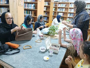 کلاس مرواریدبافی و مکرومه‌بافی در قالب طرح کتابستون