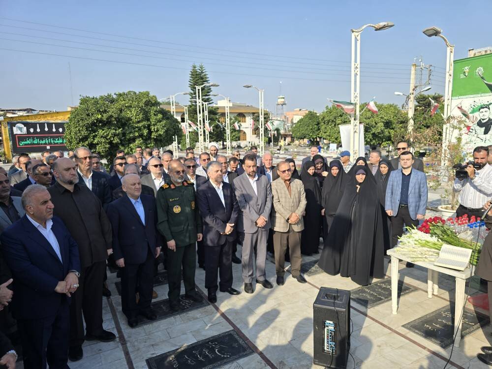حضور سرپرست ادارهکل کتابخانههای عمومی مازندران در آیین غبارروبی گلزار شهدای ساری