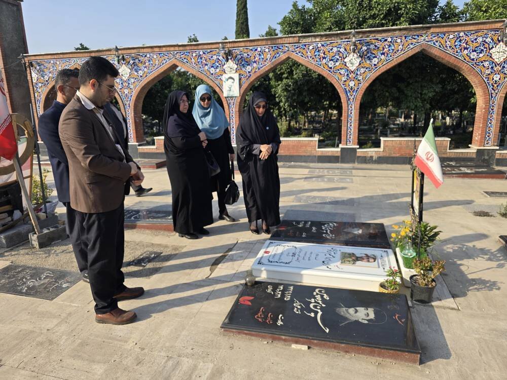 حضور سرپرست اداره‌کل کتابخانه‌های عمومی مازندران در آیین غبارروبی گلزار شهدای ساری