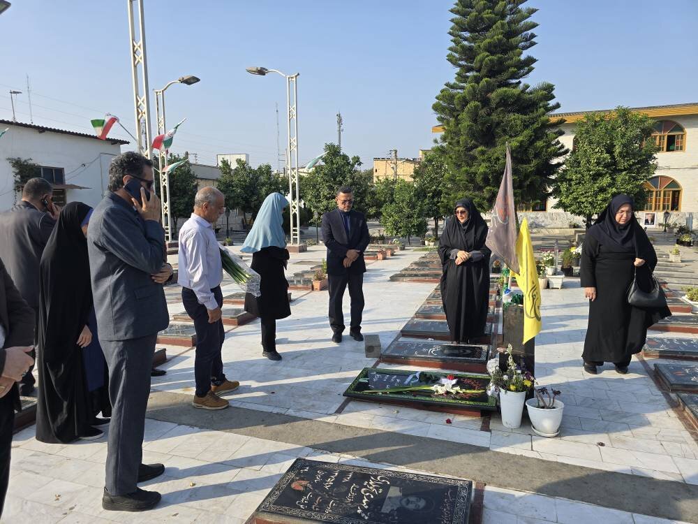 حضور سرپرست اداره‌کل کتابخانه‌های عمومی مازندران در آیین غبارروبی گلزار شهدای ساری