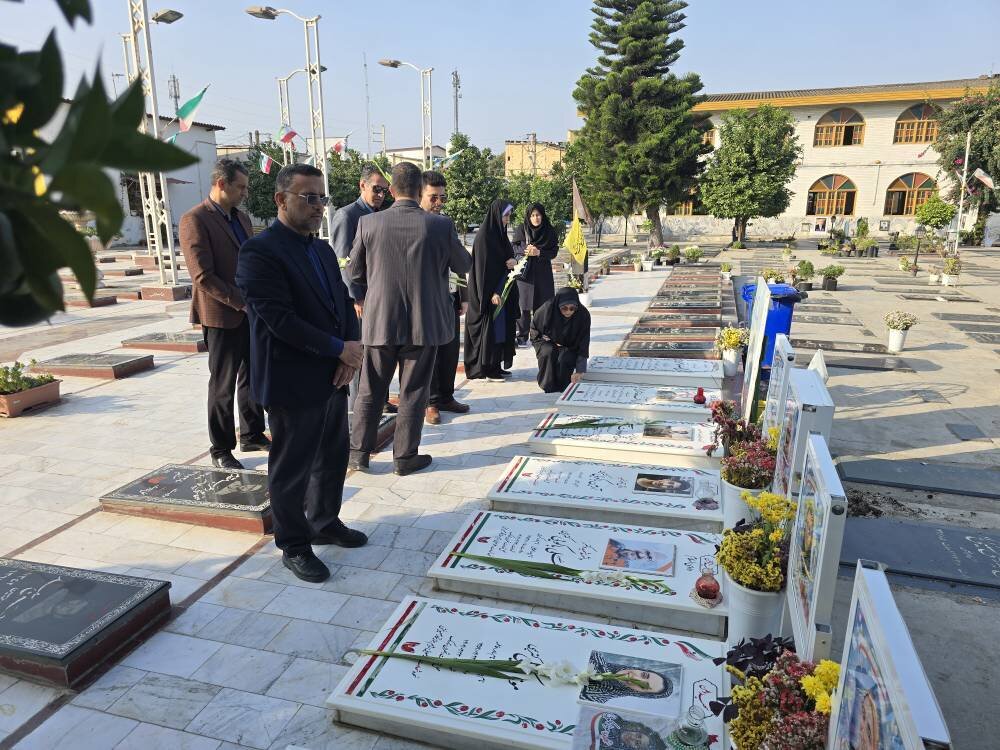 حضور سرپرست اداره‌کل کتابخانه‌های عمومی مازندران در آیین غبارروبی گلزار شهدای ساری