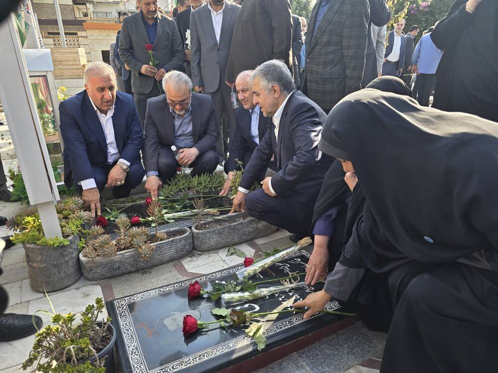 حضور سرپرست اداره‌کل کتابخانه‌های عمومی مازندران در آیین غبارروبی گلزار شهدای ساری