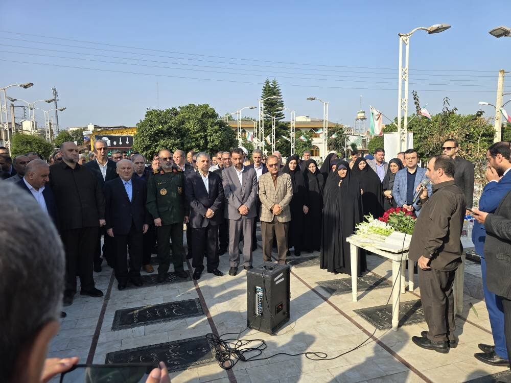 حضور سرپرست اداره‌کل کتابخانه‌های عمومی مازندران در آیین غبارروبی گلزار شهدای ساری