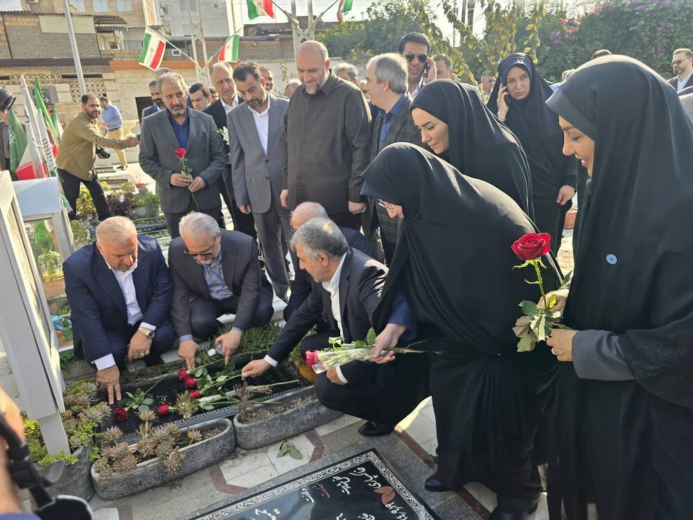 حضور سرپرست اداره‌کل کتابخانه‌های عمومی مازندران در آیین غبارروبی گلزار شهدای ساری