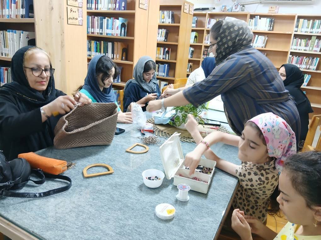 «کلاس مرواریدبافی و مکرومهبافی» در کتابخانه شهید کمیل ایمانی زیراب برگزار میشود