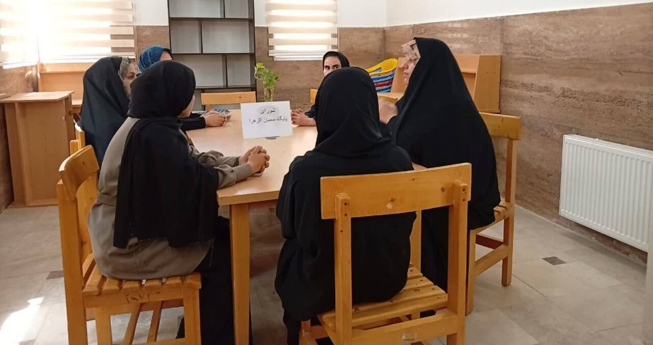 نشست «هم‌اندیشی بررسی راهکارهای ترویج فرهنگ عفاف در میان نسل نو» در کتابخانه علم و ادب