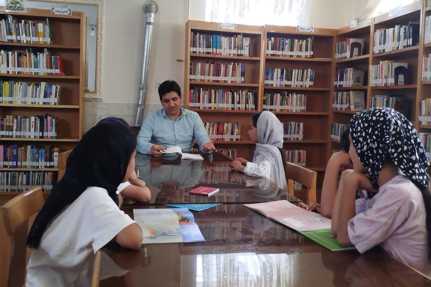 دعوت به کتابخوانی در برنامه‌های فرهنگی کتابخانه امام رضا (ع) تلخاب