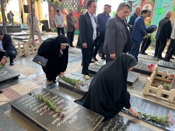 غبارروبی مزار شهدای شهرستان پاکدشت به مناسبت هفته دولت