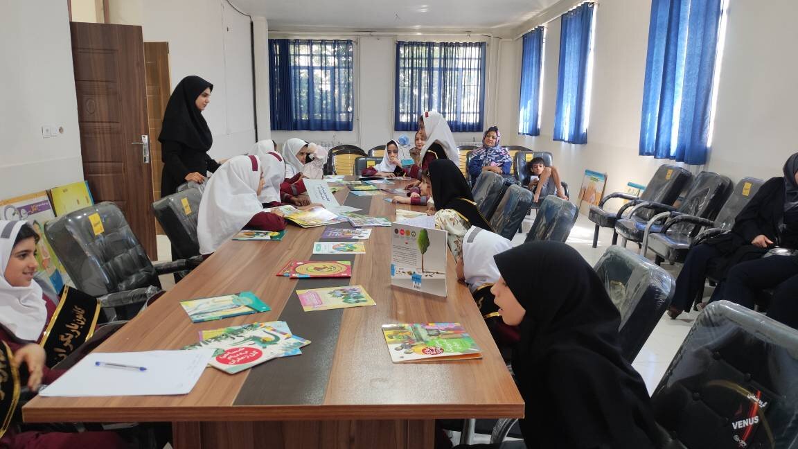 برگزاری ویژهبرنامه قصهگویی، نمایش عروسکی و اهدا کتاب به کودکان در مجموعه یاریگران خرمآباد