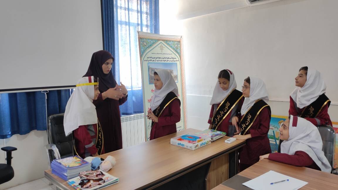 برگزاری ویژهبرنامه قصهگویی، نمایش عروسکی و اهدا کتاب به کودکان در مجموعه یاریگران خرمآباد