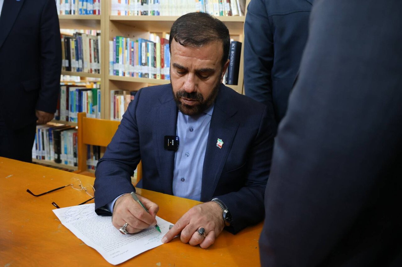 استاندار فارس عضو کتابخانه «اندیشه» پایتخت کتاب ایران شد