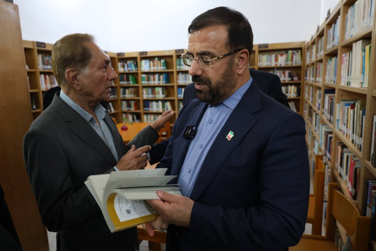 استاندار فارس عضو کتابخانه «اندیشه» پایتخت کتاب ایران شد