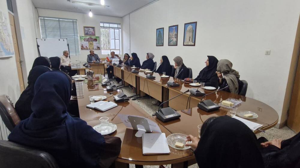 محفل ادبی «رقعه حاجت» در کتابخانه مجتمع فرهنگی هنری ابرکوه برگزار شد