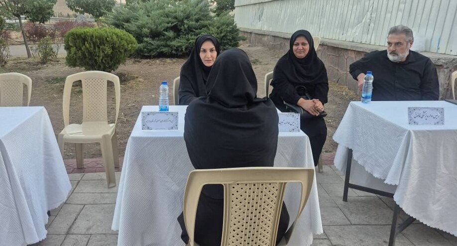 میز خدمت کتابخانههای عمومی شهرستان پردیس بهمناسبت هفته دولت برپا شد
