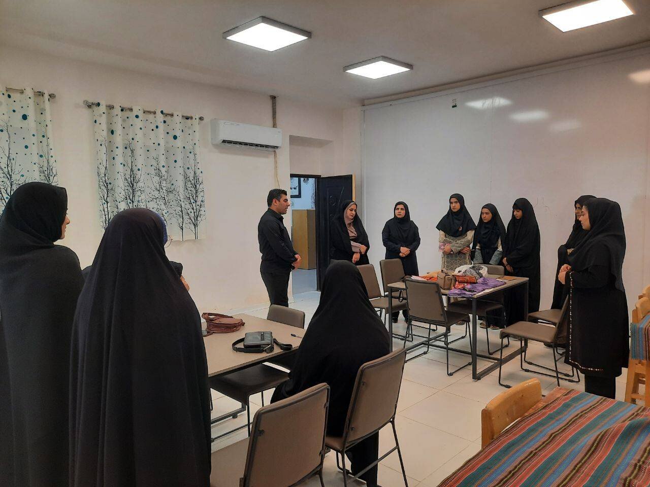 آغاز دوره‌های رایگان آموزش صنایع‌دستی در کتابخانه عمومی امام علی (ع) هیرمند