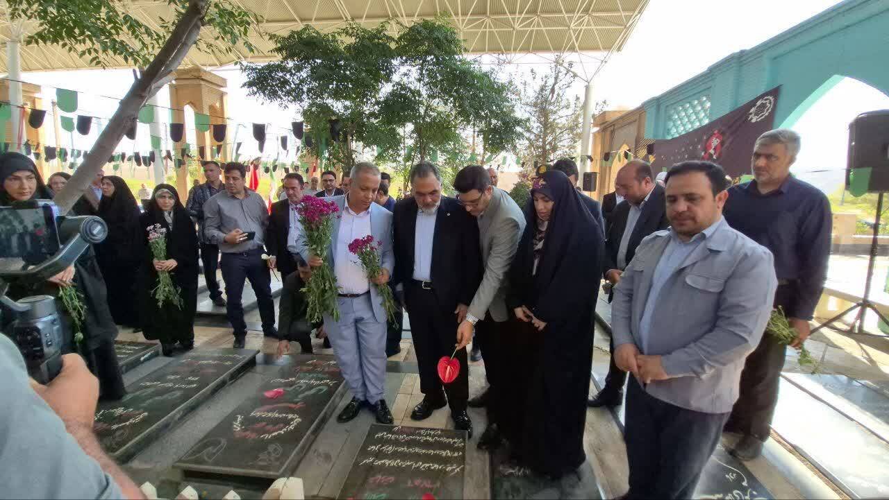 غبارروبی مزار شهدای شهرستان پاکدشت به‌مناسبت هفته دولت