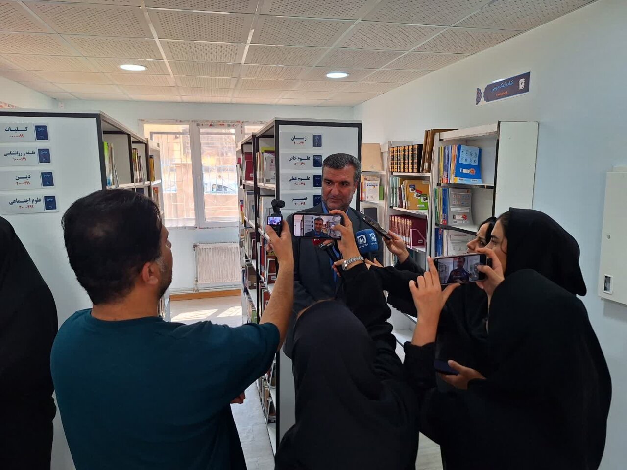 پیشخان خدمات کتابخانه‌ای شهید مومنی‌الوار روستای ارمو بازگشایی شد