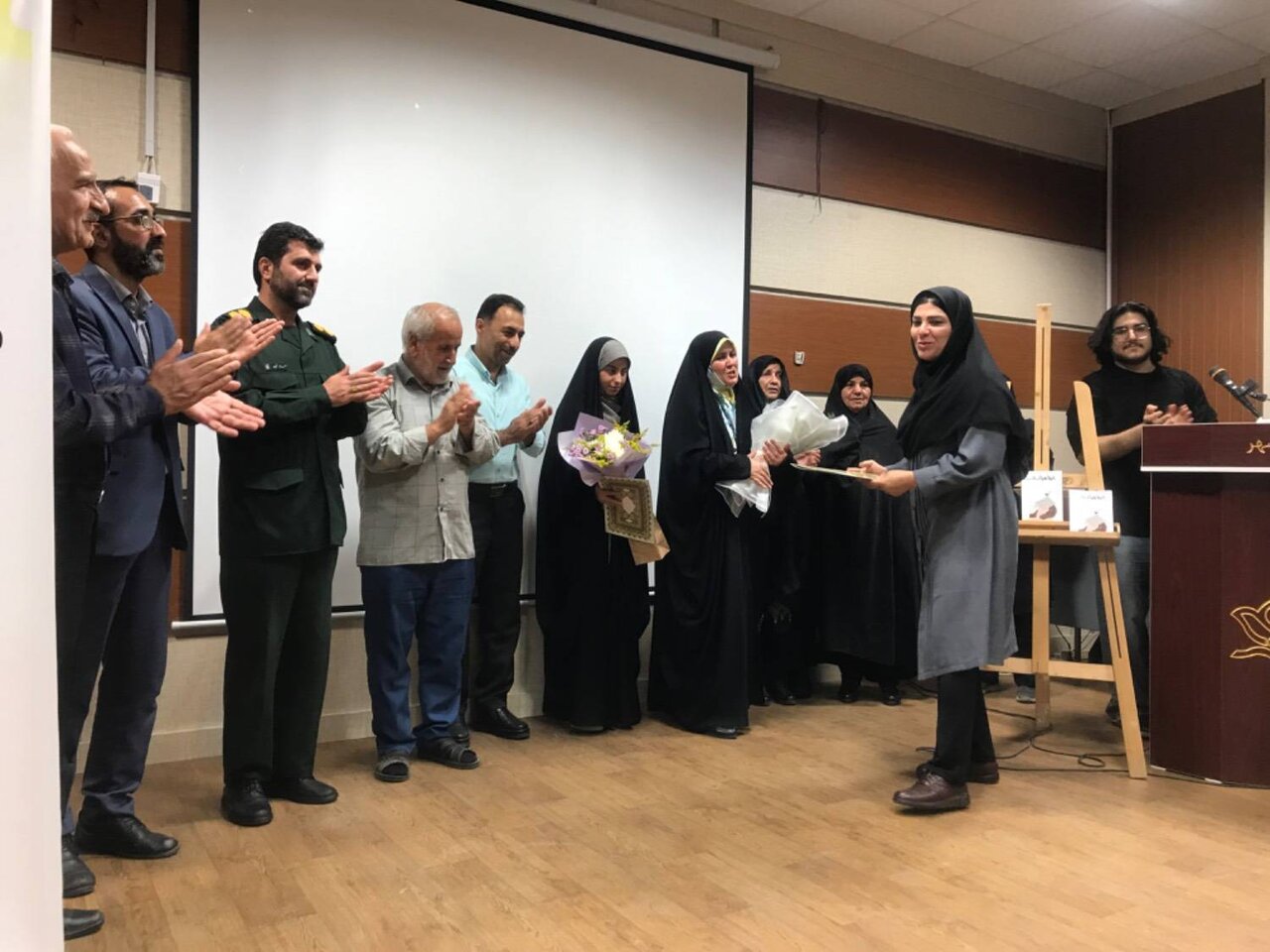ویژهبرنامه «عصر شعر محمدی» و رونمایی از کتاب «خواهرانه» در بهشهر برگزار شد