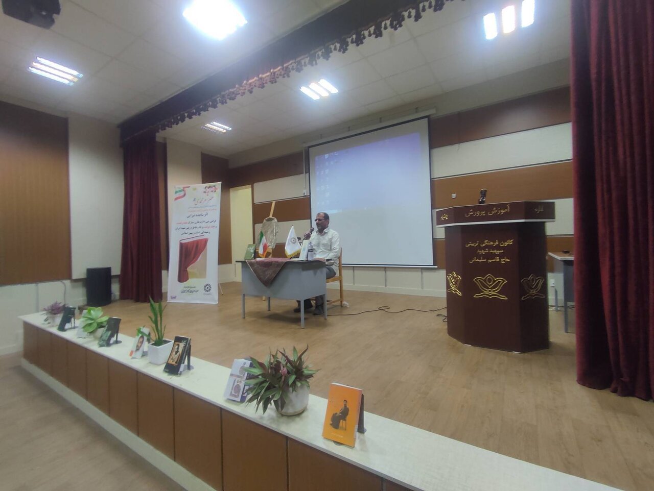 ویژهبرنامه «عصر شعر محمدی» و رونمایی از کتاب «خواهرانه» در بهشهر برگزار شد