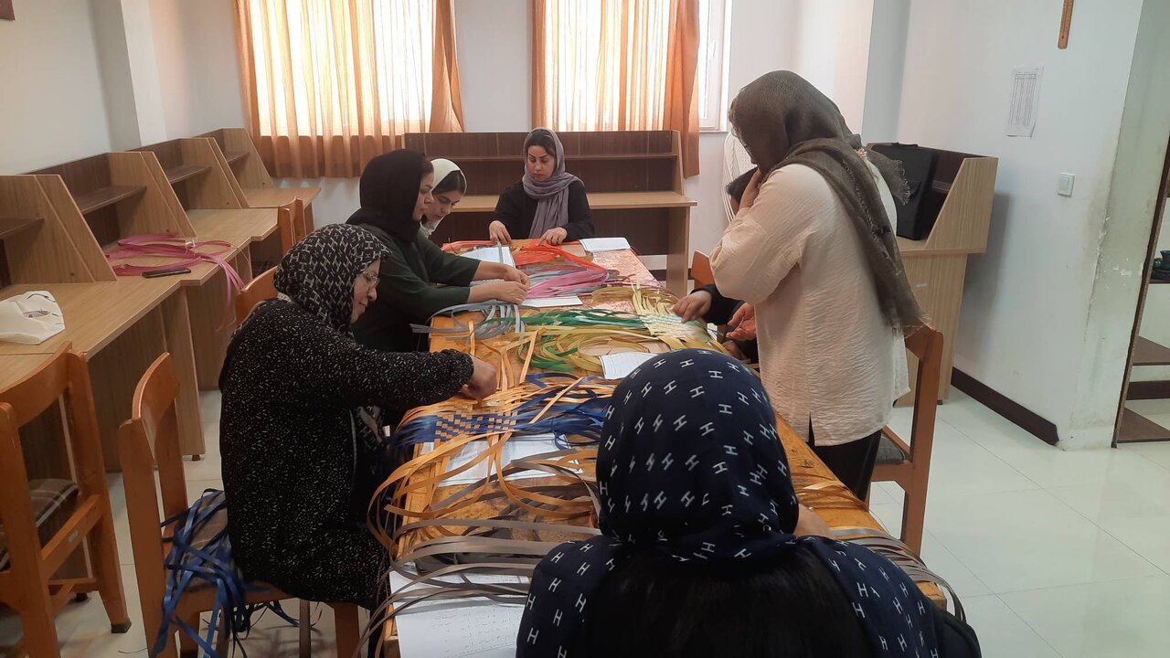 «کارگاه آموزشی سبدبافی با تسمه پلاستیکی» در کتابخانه مرحوم حاج عیسی رضایی ساری برگزار شد