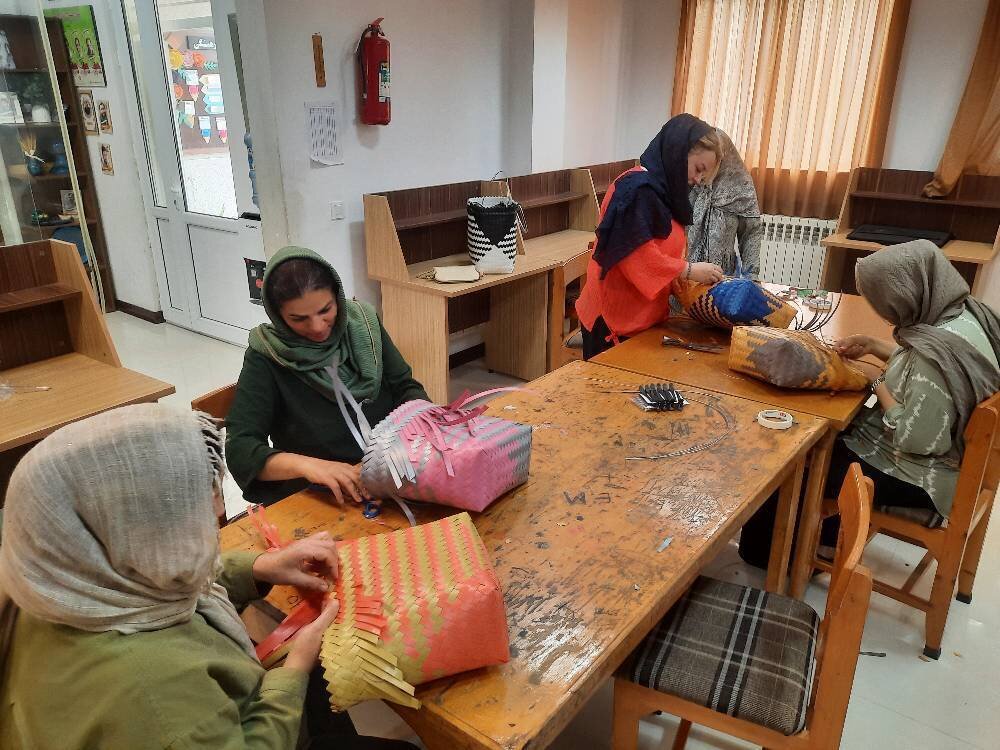 «کارگاه آموزشی سبدبافی با تسمه پلاستیکی» در کتابخانه مرحوم حاج عیسی رضایی ساری برگزار شد