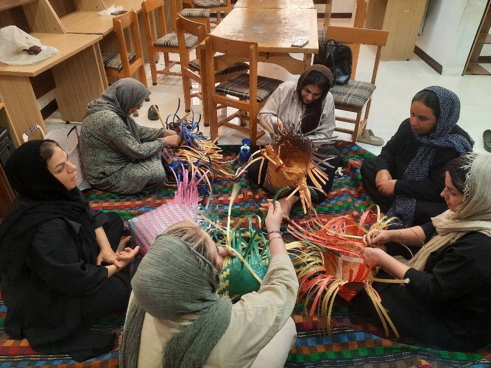 «کارگاه آموزشی سبدبافی با تسمه پلاستیکی» در کتابخانه مرحوم حاج عیسی رضایی ساری برگزار شد