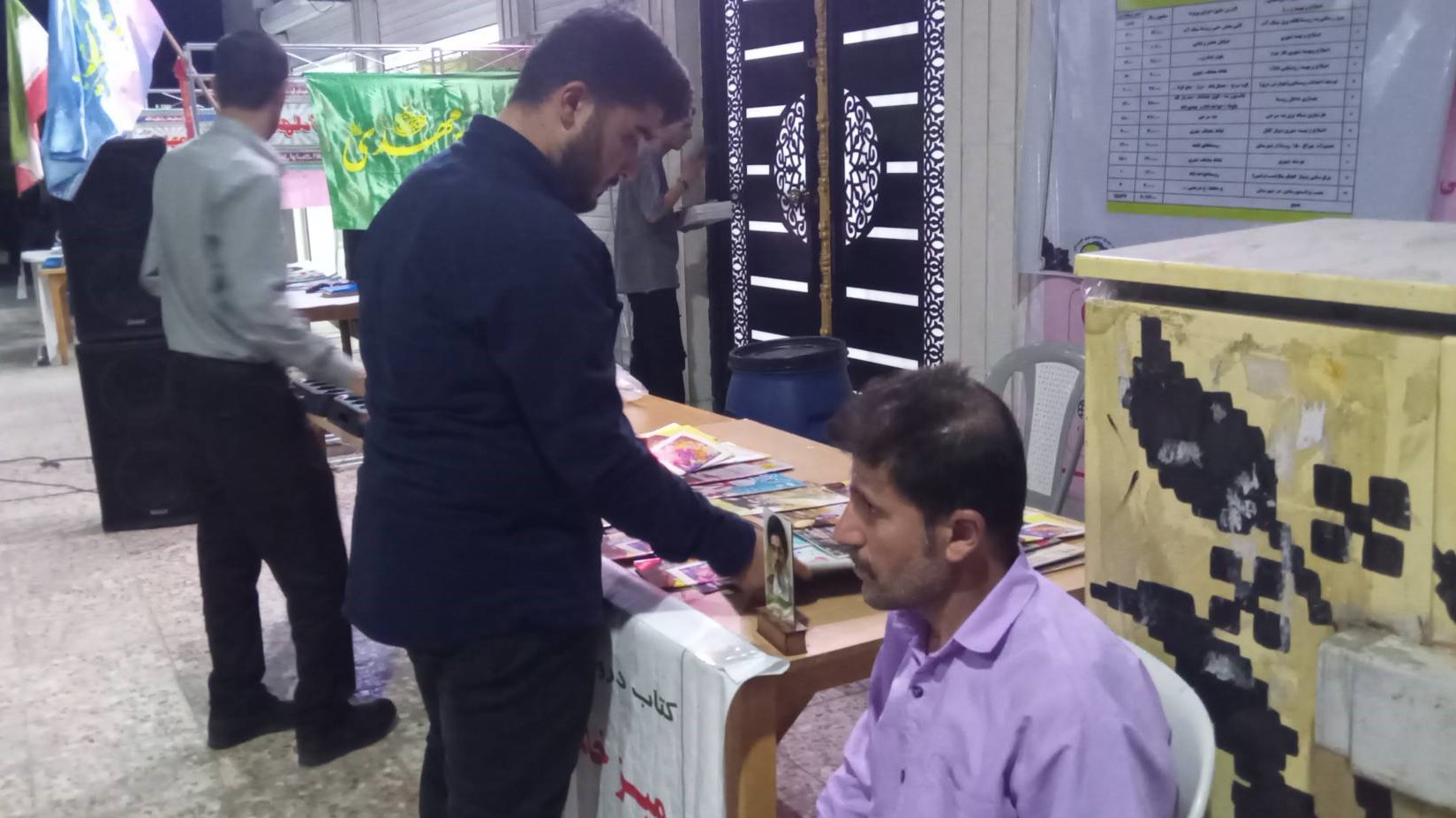 برپایی میز خدمت اداره کتابخانههای عمومی شهرستان لالی در تجمعات شبانه