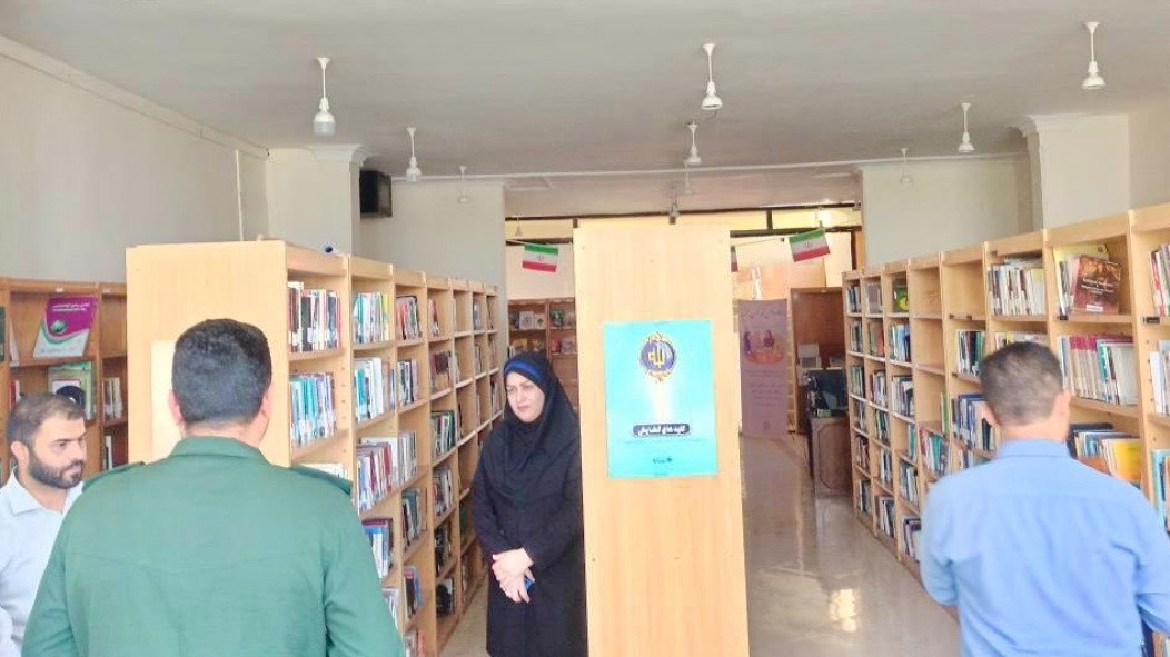 بازدید فرمانده بسیج امام رضا (ع) شهرستان حمیدیه از کتابخانه عمومی شهدای حمیدیه