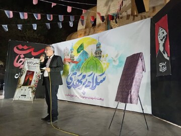 آیین رونمایی کتاب «خورشید بی‌غروب» در اردکان برگزار شد