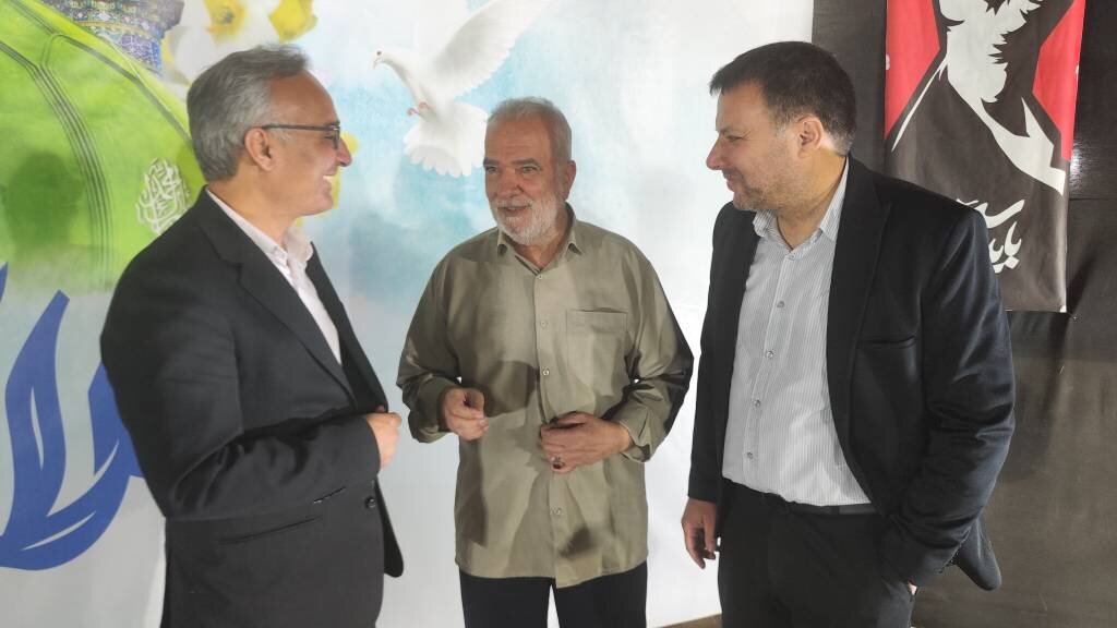 آیین رونمایی کتاب «خورشید بی‌غروب» در اردکان برگزار شد