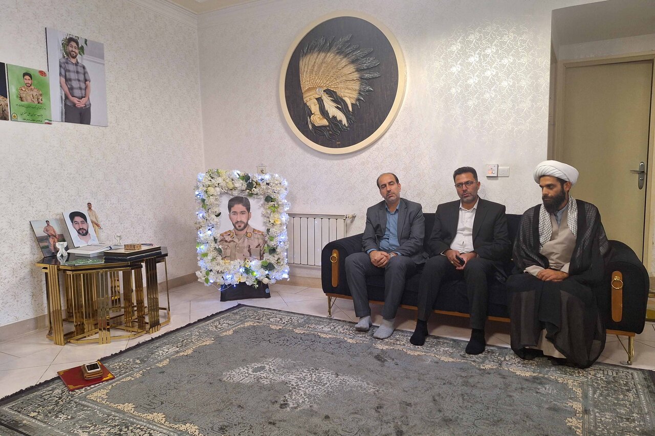 روایت مردمداری شهید علی جعفری در دیدار سرپرست کتابخانه‌های عمومی ایلام با خانواده شهید