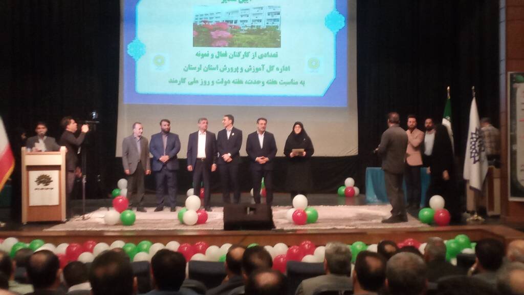 تجلیل از تلاشگران عرصه فرهنگ در همایش استانی هفته دولت و میلاد پیامبر اکرم (ص)