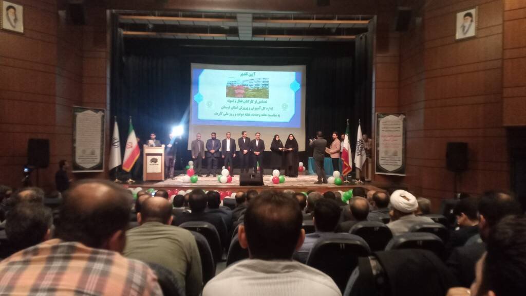 تجلیل از تلاشگران عرصه فرهنگ در همایش استانی هفته دولت و میلاد پیامبر اکرم (ص)