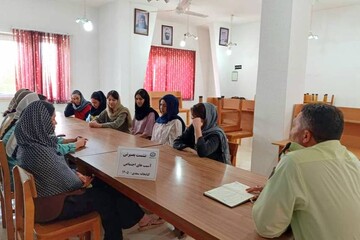 هفته دولت در کتابخانه سعدی ترکمن با رنگ‌آمیزی، کتاب‌خوانی و نشست بصیرتی گرامی داشته شد