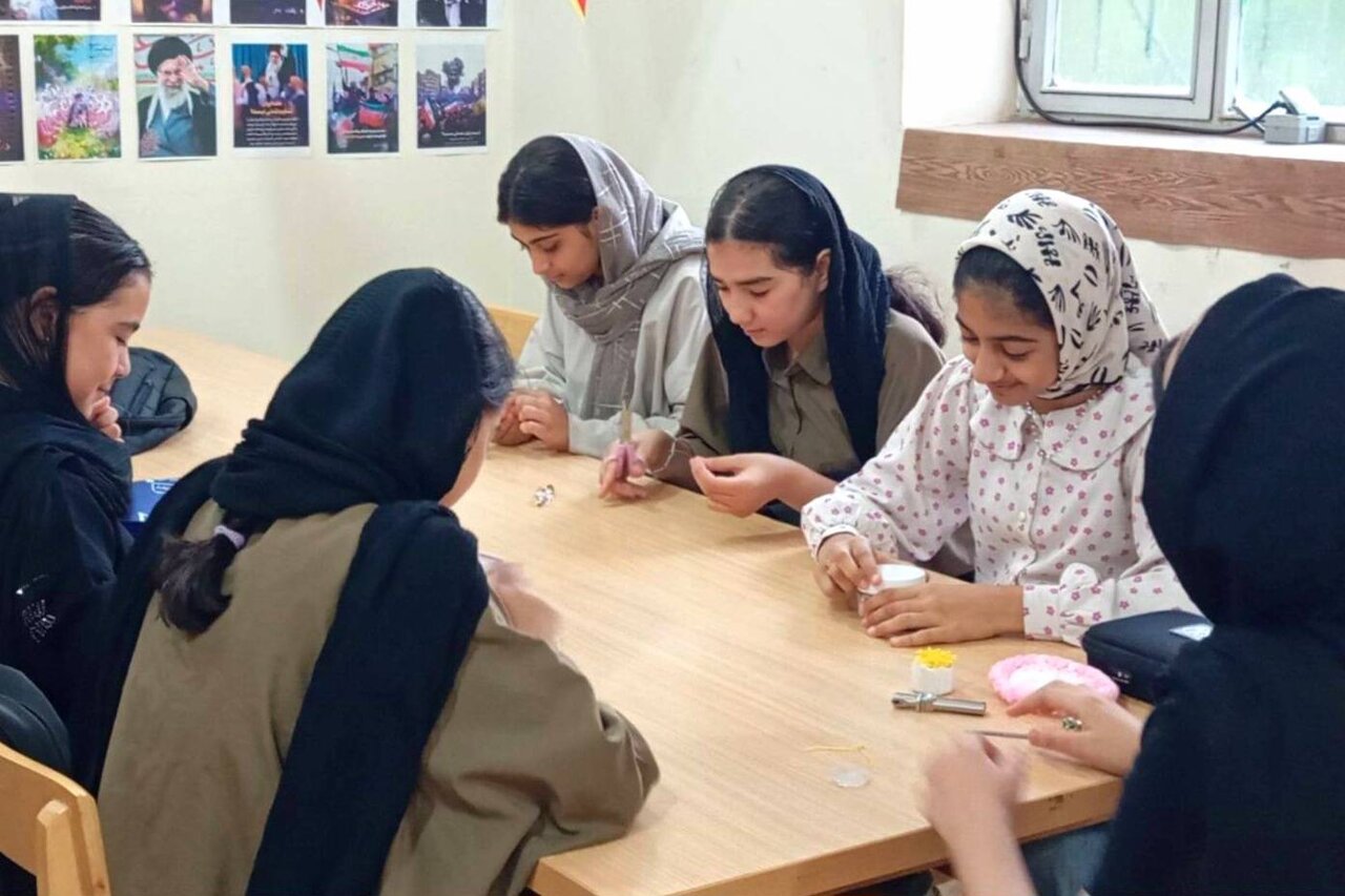 کتابخانه شهدای کردآباد کارگاه‌های قرآن و کاردستی برگزار کرد