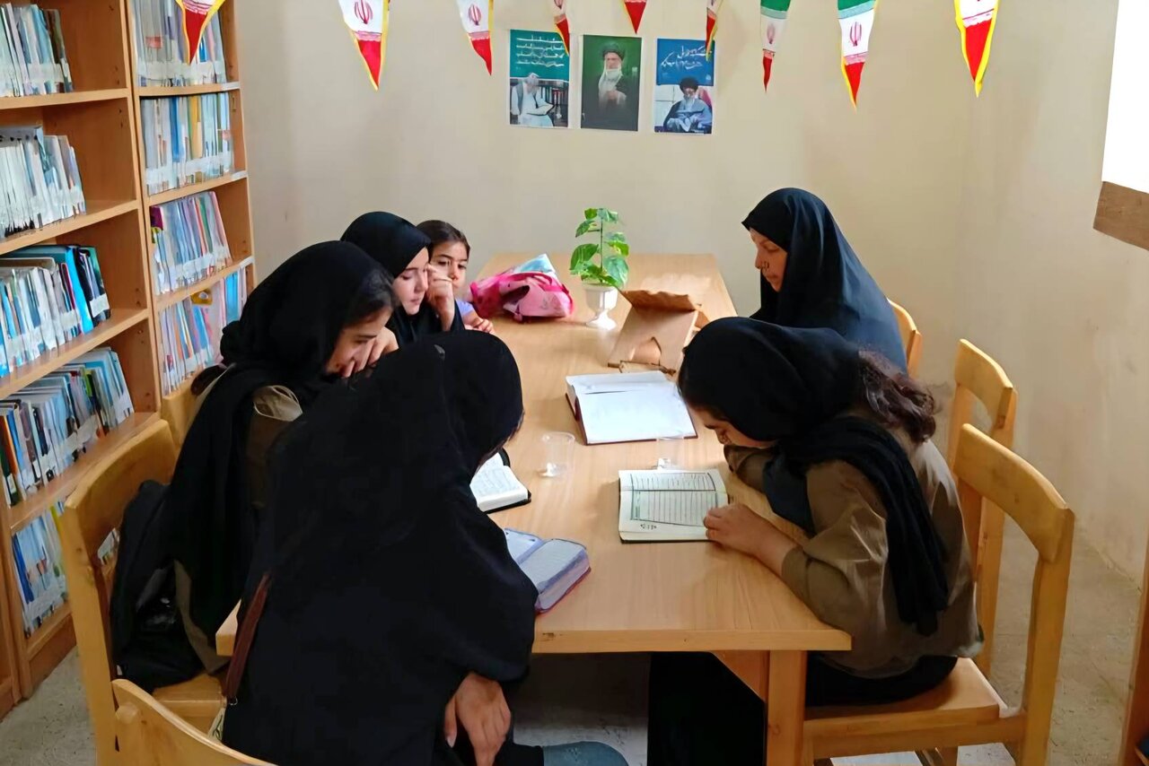 کتابخانه شهدای کردآباد کارگاههای قرآن و کاردستی برگزار کرد