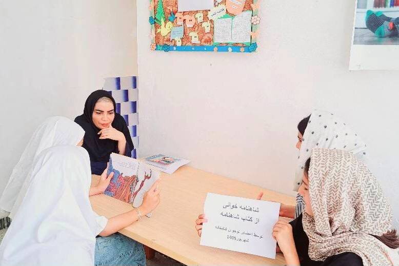 اعضای کتابخانه سیجوال با کتاب، شاهنامه و قرآن به استقبال هفته دولت رفتند