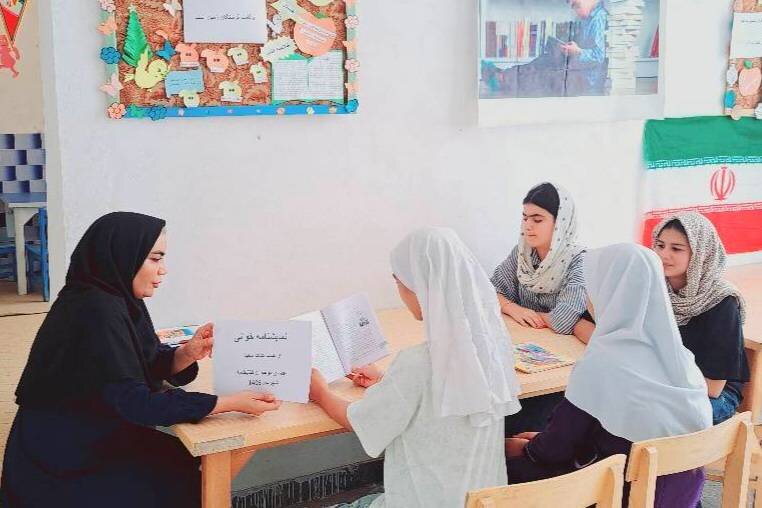 اعضای کتابخانه سیجوال با کتاب، شاهنامه و قرآن به استقبال هفته دولت رفتند