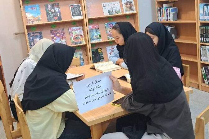 اعضای کتابخانه سیجوال با کتاب، شاهنامه و قرآن به استقبال هفته دولت رفتند
