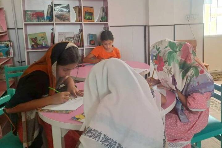 کتابخانه شهید یعقوب سقلی قرهقاشلی مسابقه رنگآمیزی و نمایشگاه کتاب برگزار کرد